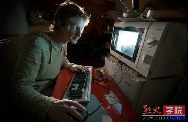 在Web设计中使用轮廓框元素的情况并不多。但是实际上，这些纤细和干净的轮廓框架非常有效。为了确保更大的效率，轮廓框架通常是纯色线，可以在前景和背景之间产生明显的对比度。黑白是最传统的配色方案，以其强烈的对比度和出色的效果而闻名。由于Wenzhou的末端构造很高，许多大纲框架都使用了白色线条。除了颜色外，线的厚度也是一个重要的考虑因素。细长的线条使人们感到精致，厚线非常捕捉。